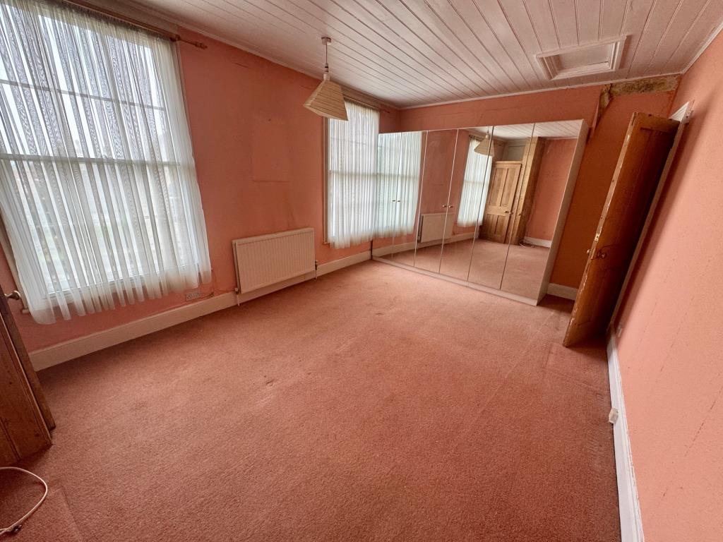Lot: 130 - END-TERRACE PERIOD COTTAGE - Bedroom 1
